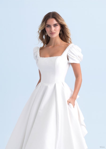 A wedding dress with balloon sleeves inspired by Cinderella