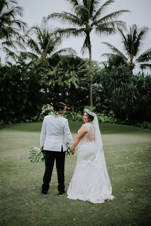 bride and groom, couple, portrait, couple portrait, tropical floral, aulani, halawai, halawai lawn