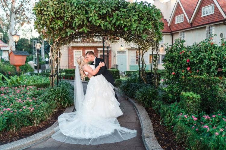 Bride and groom, couple, portrait, couple portrait, epcot, uk, uk pavilion, kiss