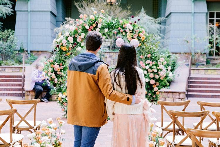 Disney Weddings showcase, showcase, Disneyland showcase, showcase 2023, Disneyland showcase 2023, couple, guests, wedding ceremony, ceremony, altar arch, altar area, altar floral, grand Californian, Brisa Courtyard