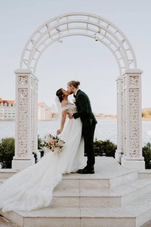 bride and groom, couple, portrait, couple portrait, picture point, kiss
