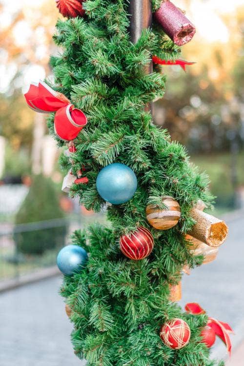 decor, EPCOT, uk, uk pavilion, Christmas decor, holiday, holiday decor, garland