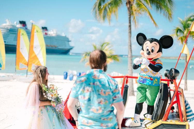 bride and groom, couple, meet and greet, mickey, mickey mouse, candid, disney cruise line, cruise line, disney cruise, cruise, castaway cay, character