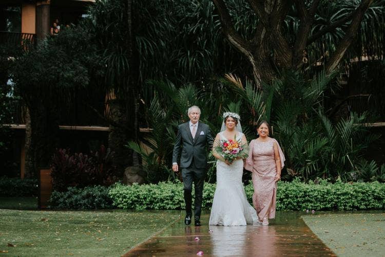 bride, candid, walking down aisle, entrance, ceremony entrance, bridal entrance, bride entrance, wedding ceremony, ceremony, aulani, aulani wedding, aulani ceremony, halawai lawn, halawai, halawai ceremony, tropical floral, personal floral, bridal bouquet
