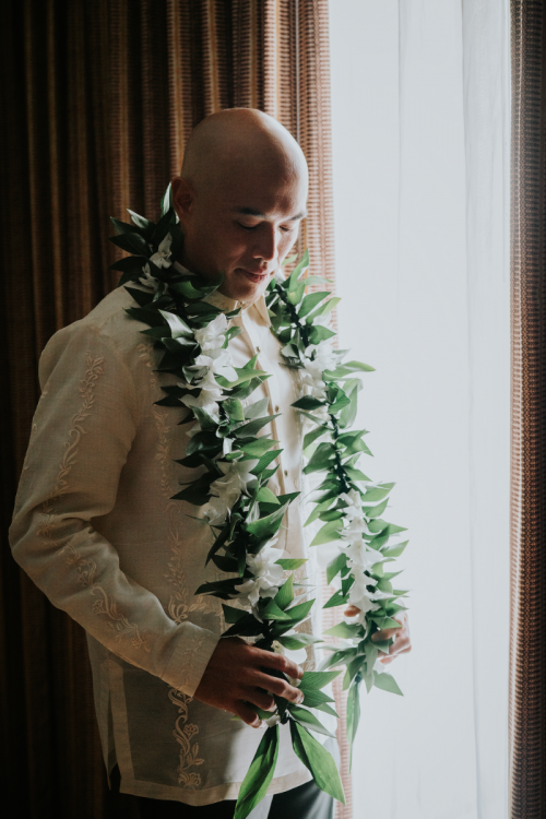 groom, getting ready, portrait, groom portrait, aulani, aulani wedding, hawaii, hawaiian wedding, aulani resort, lei, traditional lei, floral, personal floral, groom lei