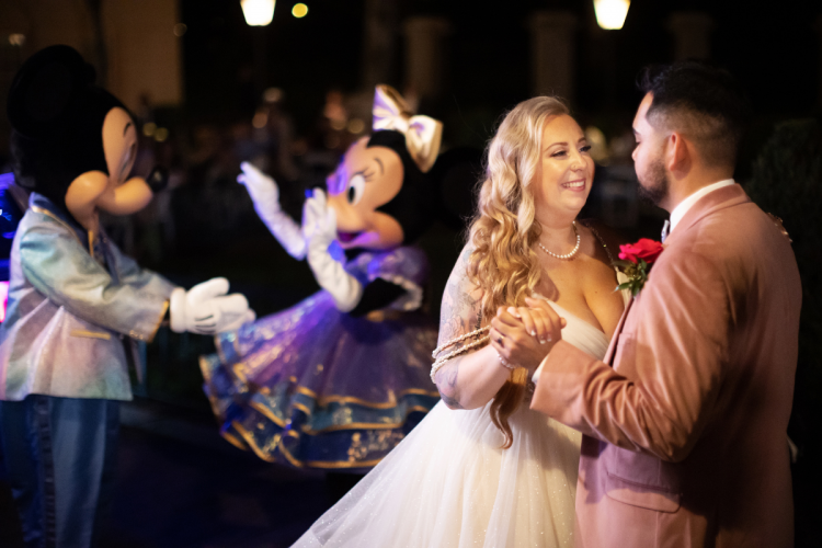 bride and groom, first dance, wedding reception, bride and groom dance, uk pavilion, UK, united kingdom, epcot, entertainment, characters, mickey mouse, minnie mouse, mickey and minnie