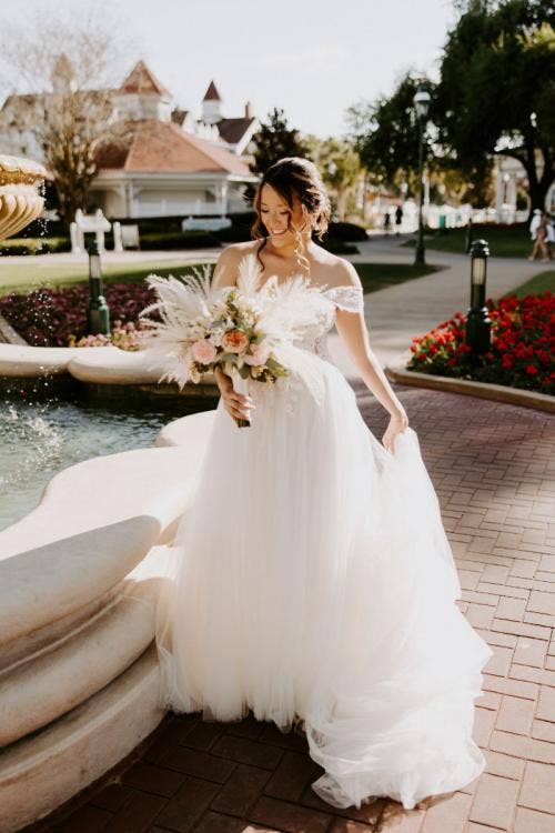 bride, portrait, bridal portrait, grand Floridian, Disney's grand Floridian resort & spa, bridal bouquet, bouquet, floral, floral bouquet, personal floral, boho floral