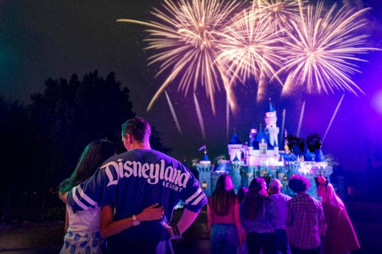couple, fireworks, fireworks show, Disneyland, Disneyland Resort, Disneyland Park, sleeping beauty castle, castle fireworks