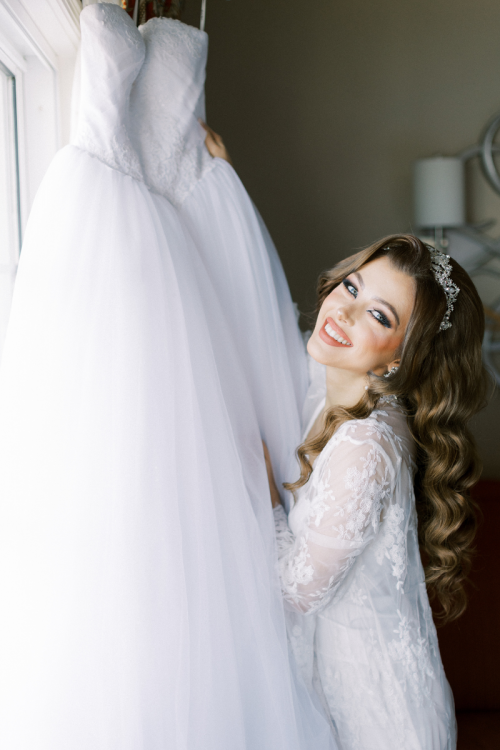 Bride, bride getting ready, wedding dress, wedding day