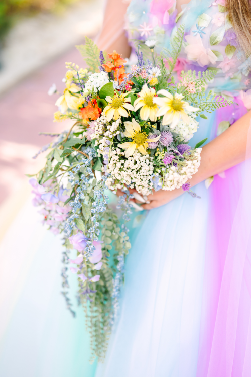 bride, bridal portrait, floral, bouquet, bridal bouquet, summer floral