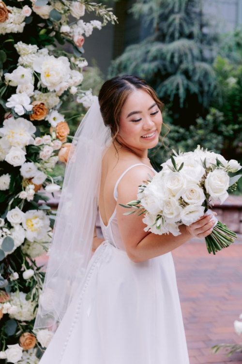 bride, bridal portrait, bouquet, bridal bouquet, white roses, grand californian, brisa courtyard, floral, personal floral