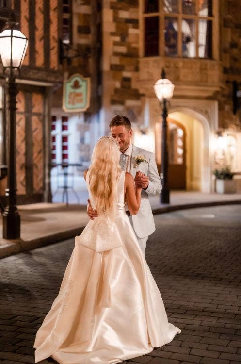 bride and groom, couple, first dance, dance, Epcot, uk, uk courtyard, uk pavilion