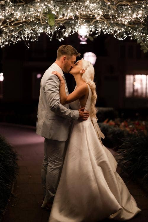 bride and groom, couple, portrait, couple portrait, Epcot, uk, uk pavilion, kiss, couple kiss