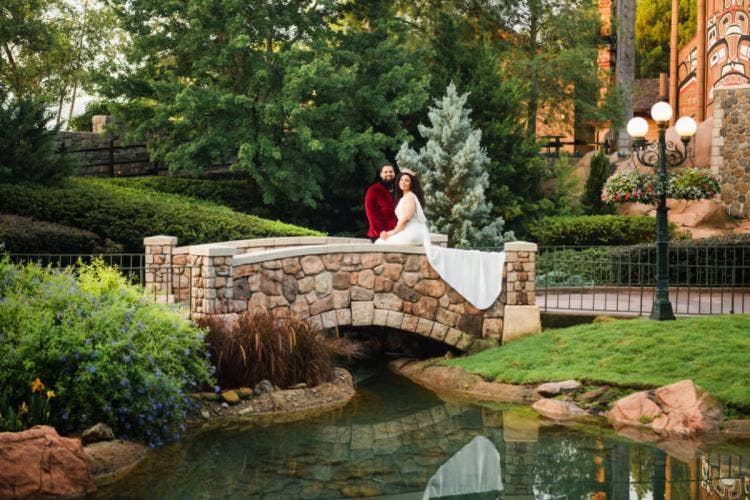 bride and groom, couple, portrait, couple portrait, Epcot, Canada, Canada pavilion, park portrait, park portrait session