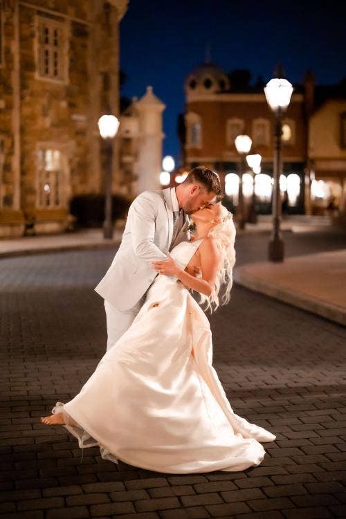 bride and groom, couple, first dance, dance, Epcot, uk, uk courtyard, uk pavilion, kiss