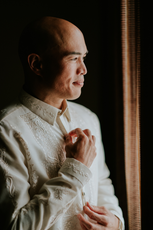 groom, getting ready, portrait, groom portrait, aulani, aulani wedding, hawaii, hawaiian wedding, aulani resort