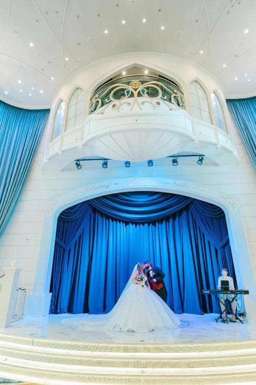 bride and groom, couple, portrait, couple portrait, disney cruise line, cruise line, disney cruise, cruise line wedding, disney wish, kiss, couple kiss, grand hall