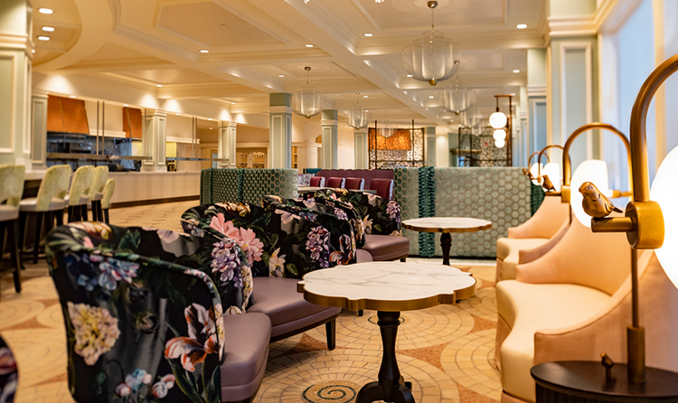 Several cocktail tables, armchairs and tufted benches in the lounge area at Cítricos restaurant